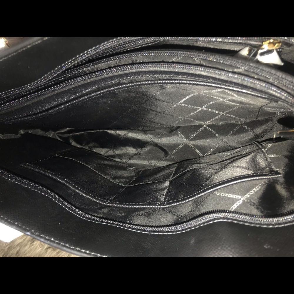 Micheal Kors Voyager Tote Bag - Picture 6 of 7